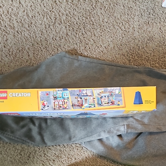 LEGO Creator 3-in-1 Townhouse Toy Set 31105 - Picture 6 of 6